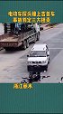 丽水 吉普车撞上“鬼探头”的电动车，车上两人腾空摔下！这两车和边上违停的货车共同担负同等责任！