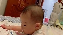 小宝宝自己趴在床上，一脸好奇的看来看去，小眼神好萌啊！