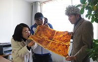 学渣考了100分，老师让家长解释进步原因，家长却拿出巨型辣条