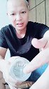 手上也没戒指，也没透明胶，矿泉水是空的，如何穿进去的呢？