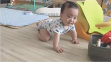 小宝宝踮着脚尖想学爬又学不会，一脸“痛苦”的表情太逗了！