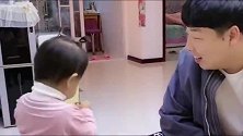 虎爸想套路两岁女儿吃葡萄，女儿一句：来了老弟，妈妈笑坏了