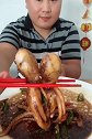 吃货吃八爪鱼，一口一个头连爆2个，太爽了