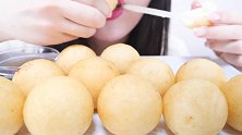 小姐姐吃脆炸拉丝芝士球，慢慢的拉丝看起来可真过瘾呀