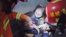 山西运城：孩子舌头被糖果盒夹住，叔叔救下他后
