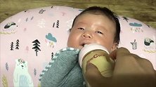 1个月大的小宝宝，每次一喝奶就笑，这笑容把心都萌化了！