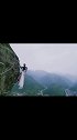 百米悬崖拍婚纱照，发一个竖版的。