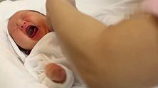 护士小姐姐教新手妈妈如何给新生儿穿衣服，宝宝在她手里好听话