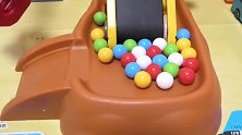 火车和巴士传送带上玩运输彩球游戏