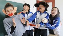 阿宝自制烤架做爆辣烤肠，老师吃完竟长出香肠嘴和猪耳朵，太逗了