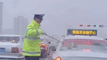 内蒙古呼和浩特：天冷心暖！风雪中，交警为过往车辆清扫玻璃积雪