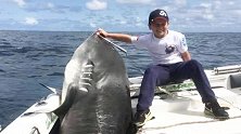 8岁男童捕获628斤巨鲨 或破世界纪录