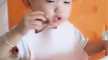 小萝莉最喜欢吃肉肉啦，一吃就很开心呢