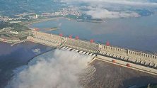 三峡枢纽开启10孔泄洪 迎战建库以来最大洪峰