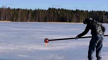 把一千度铜水倒进结冰湖面，老外拔腿就跑，就佩服胆大能作死的