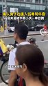 黑人男子在唐人街辱骂华裔，话音未落被华裔小伙一拳放倒！