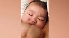 宝宝太可爱了，拿笼子抓宝宝，是认真的吗！