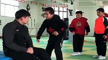 要不是同学拦着，小朋友就和教练打起来了，教练大气都不敢喘一口
