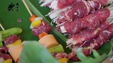用竹签把食材串起来后放在炭上烤，颜色很鲜艳，看起来很有食欲