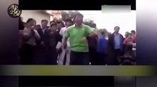 民间送水工仅靠两个水桶练就乾坤大挪移！