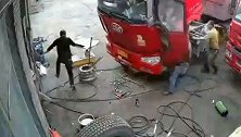 货车突然溜坡撞向修理厂 男子狂奔躲过一劫