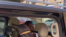 横店三线演员有的是，还有人围观拍摄，她不得已才能挡住脸走路！