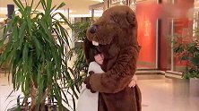 国外恶搞，跟玩偶熊拥抱，不料熊竟忍不住放了个屁，路人反应真实