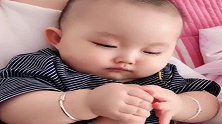 早上醒来就眉开眼笑，下一秒的举动，被她逗乐啦