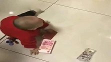 宝宝抓周，看着一叠钞票他不要，直接拿了这个