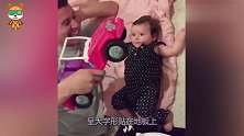 爸爸握紧双手吹口哨，宝宝有样学样，下一秒动作把人萌翻了