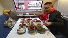 大年三十，祖孙三代9平米房车里的团年饭，上菜只能走窗户