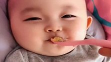 宝宝吃饭吃得津津有味，接下来的一幕太萌了，真是个小吃货
