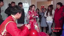 湖南倒插门婚礼，新娘去迎亲，新郎不开门，看她是如何求婚的