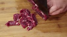 炒牛肉时一炒就老，大厨教你正确做法，炒出来的牛肉鲜嫩多汁