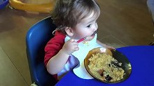 幼儿园小宝宝自己吃饭，拿着小勺慢悠悠吃饭，这独立性太棒了