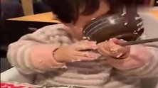 这熊孩子的吃相，真是太霸气了，你是天蓬元帅下凡吗