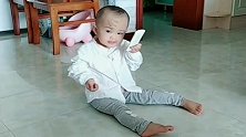 爱臭美的宝宝，竟会自己化妆，接下来的一幕，妈妈都无语了