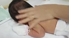 泰国按摩师给新生儿抚触，宝宝很乖很享受，看看和国内有哪些不同