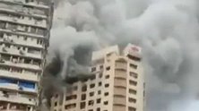 印度孟买一居民楼发生火灾致7人死亡