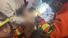 四川内江：幼儿园男童衣服拉链卡住同学眼皮，消防都出动了