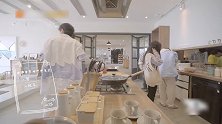张新成在厨房捣鼓甜汤材料，帅哥待在厨房真是赏心悦目