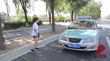 小伙跑出租拉客，没想遇上美女顾客把车直接开走，太有趣了