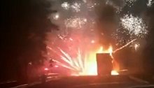 意外！俄罗斯烟花运载货车着火 马路上演即兴烟火秀点亮夜空