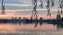 清晨，大明湖公园，天边的云，垂柳