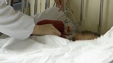 江苏常州：妈妈忙着给大宝穿衣，二宝栽进浴桶后一动不动