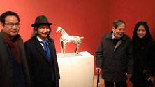 97岁杨振宁和43岁妻子翁帆出席艺术展，全程手牵手“秀恩爱”