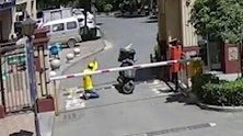 外卖小哥骑车进小区被拦 门岗前下跪求放行