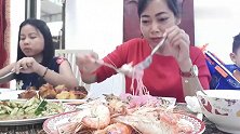 大姐吃罗氏长臂虾，搭配着米线，难得见她不是用手吃