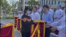 江西兴国：女儿车祸重伤医生跑赢死神，母亲送来20面锦旗