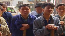 棒棒们闲来无事在街边看打游戏，都没有搞生意了，还要别人来叫他